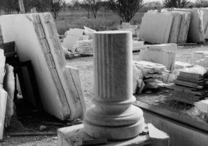 Μαρμάρινη κολώνα ως βάση για γυάλινο τραπέζι